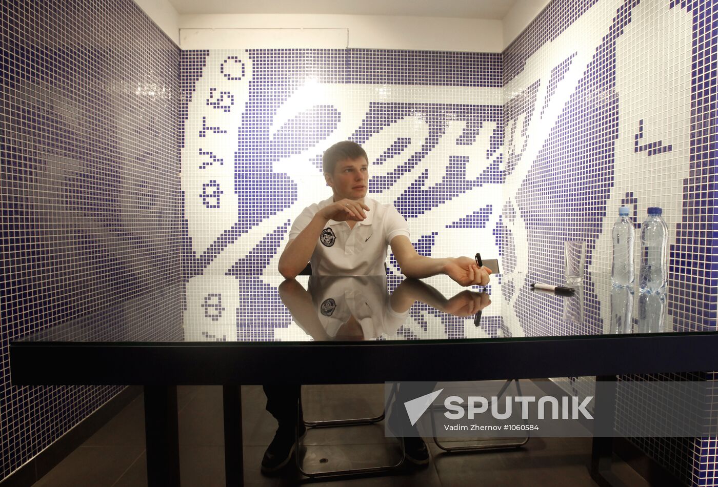 Andrey Arshavin holds autograph session in FC Zenit store