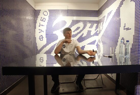 Andrey Arshavin holds autograph session in FC Zenit store