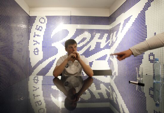 Andrey Arshavin holds autograph session in FC Zenit store
