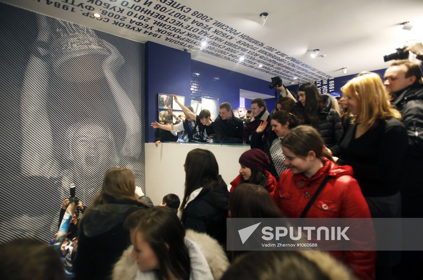 Andrey Arshavin holds autograph session in FC Zenit store