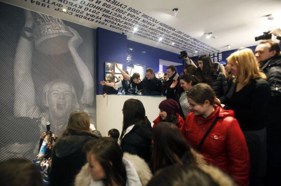 Andrey Arshavin holds autograph session in FC Zenit store