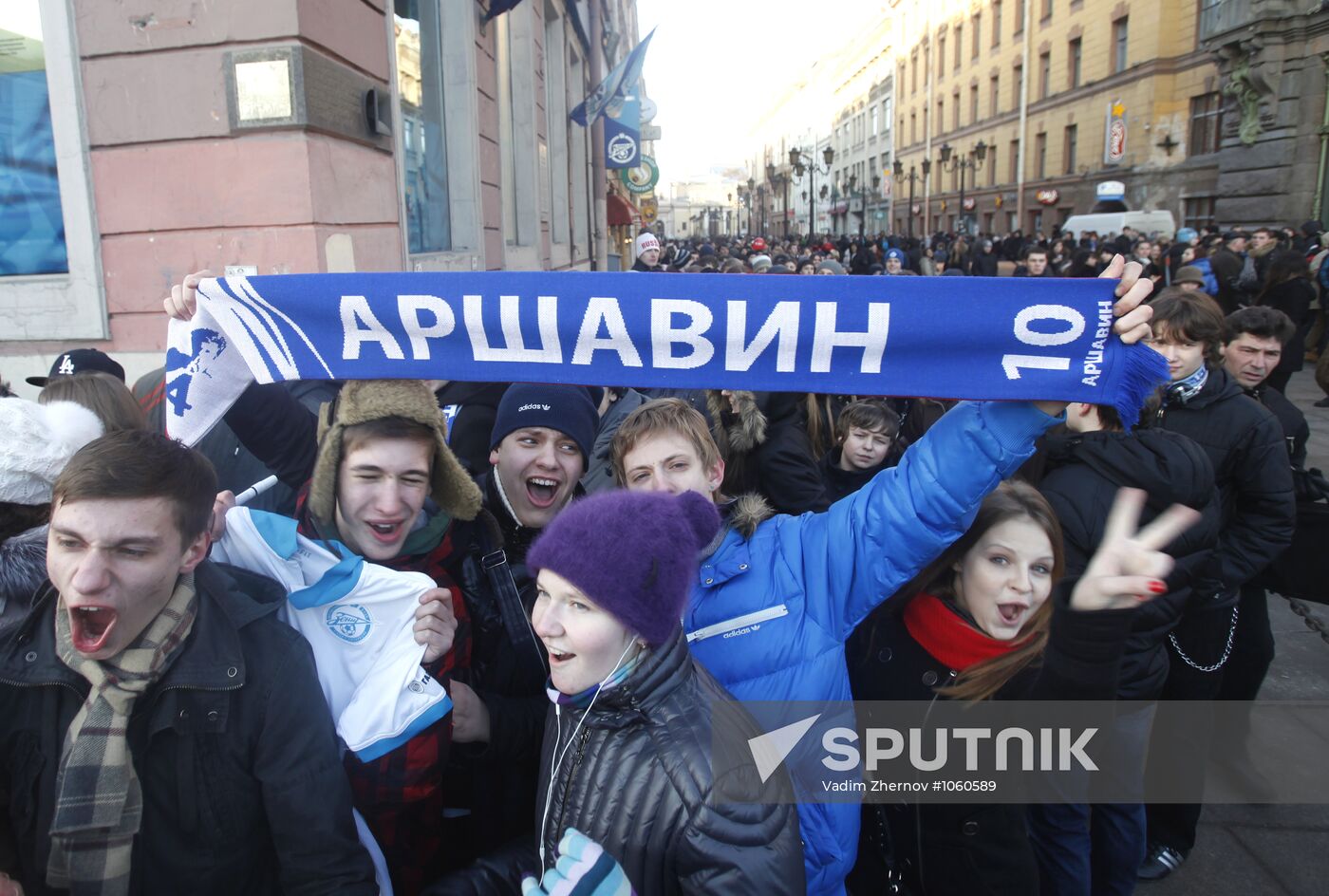 Andrey Arshavin holds autograph session in FC Zenit store
