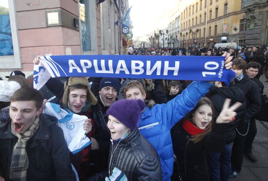 Andrey Arshavin holds autograph session in FC Zenit store