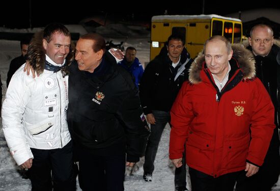 Medvedev, Putin, Berlusconi have informal meeting