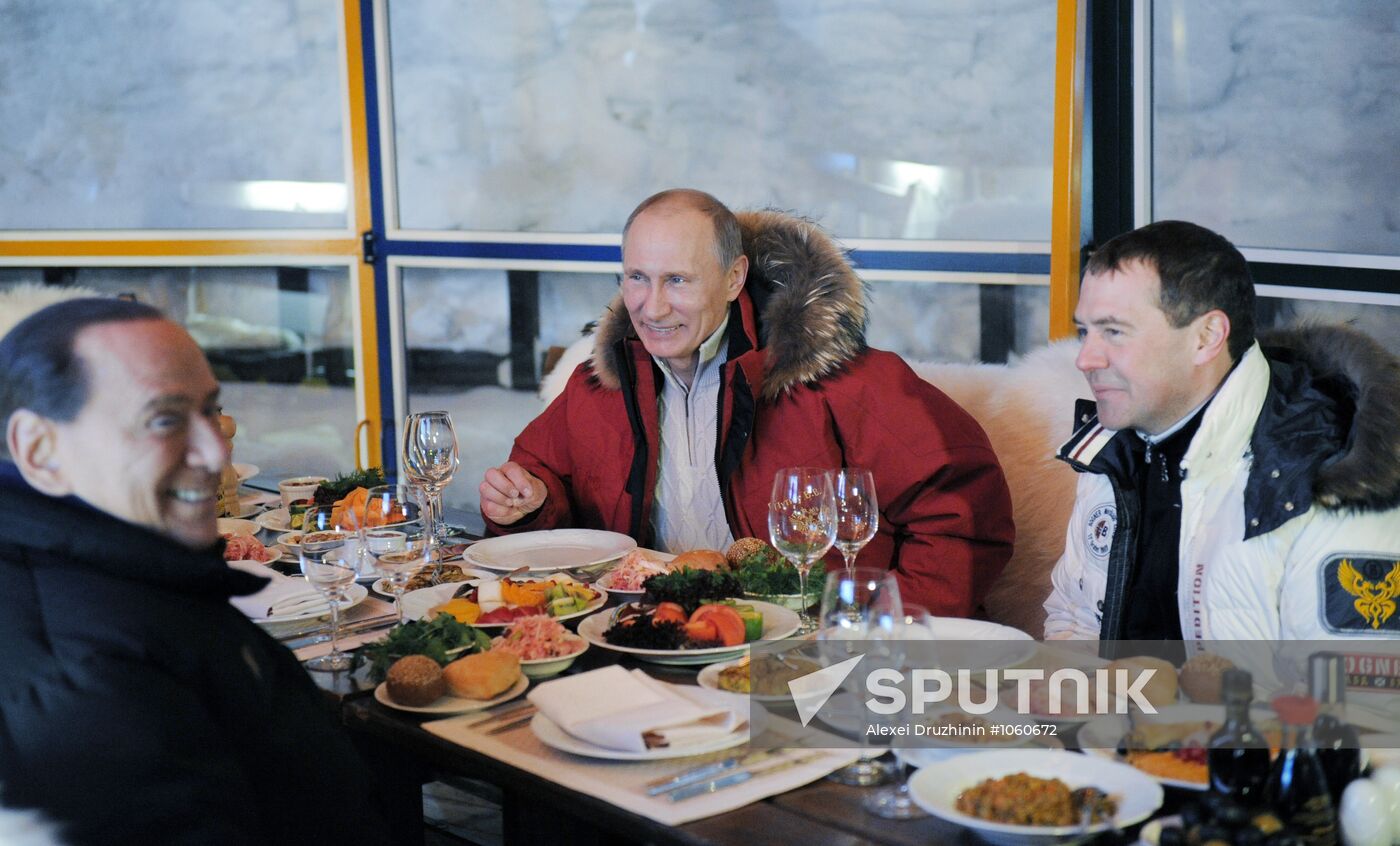 Medvedev, Putin, Berlusconi have informal meeting