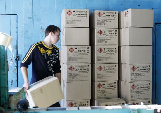 "Pobeda" match factory in Verkhny Lomov, at work