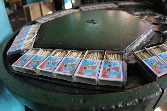 "Pobeda" match factory in Verkhny Lomov, at work