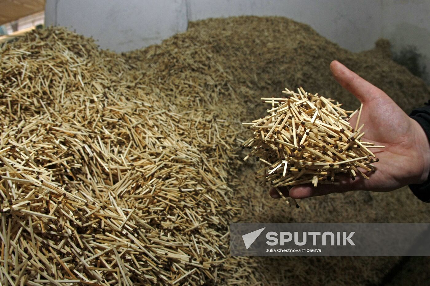 "Pobeda" match factory in Verkhny Lomov, at work