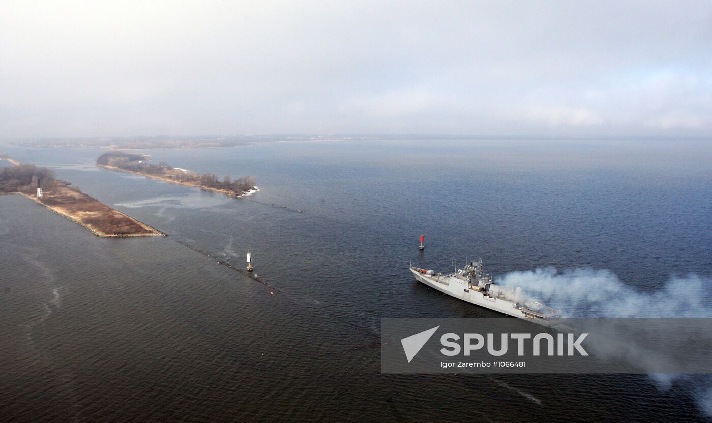 Frigate "Saber" in the Kaliningrad sea canal