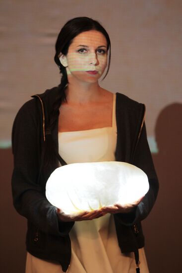 Press preview of play "Waves" by E.Boyakova in Moscow