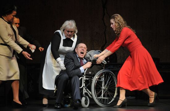 Press preview of play "The King Dies" at the Taganka Theater