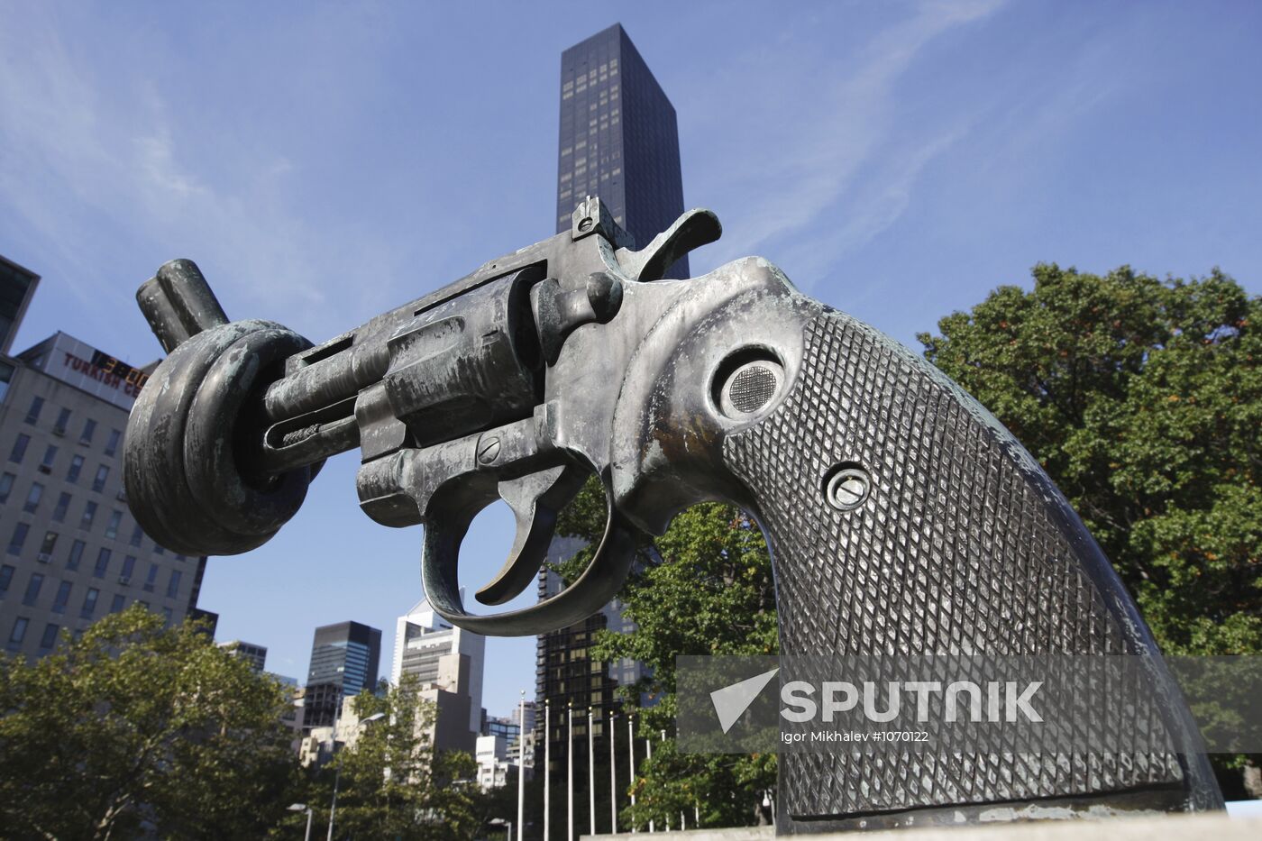Non-Violence (The Knotted Gun) sculpture