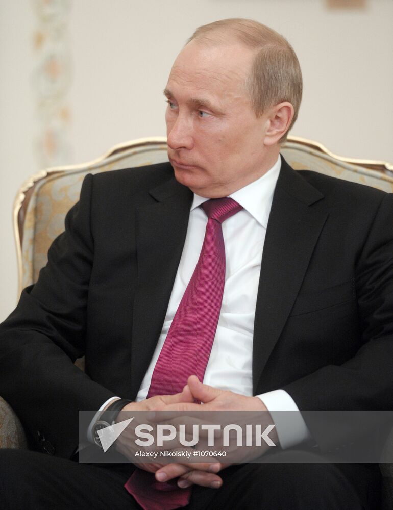 Vladimir Putin meets with Viktor Yanukovich