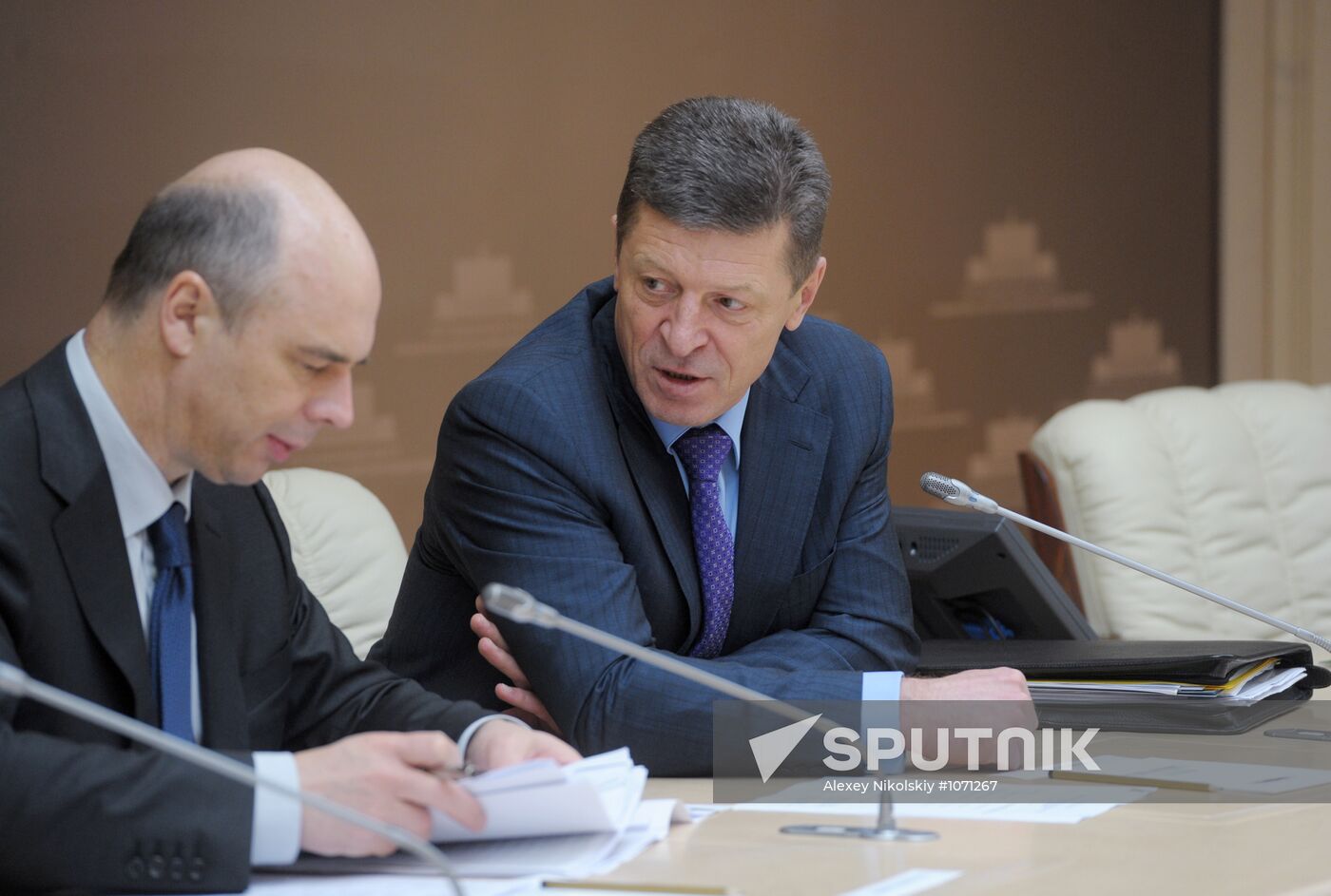 Vladimir Putin holds meeting at Government Situations Center