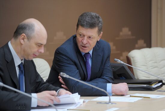 Vladimir Putin holds meeting at Government Situations Center