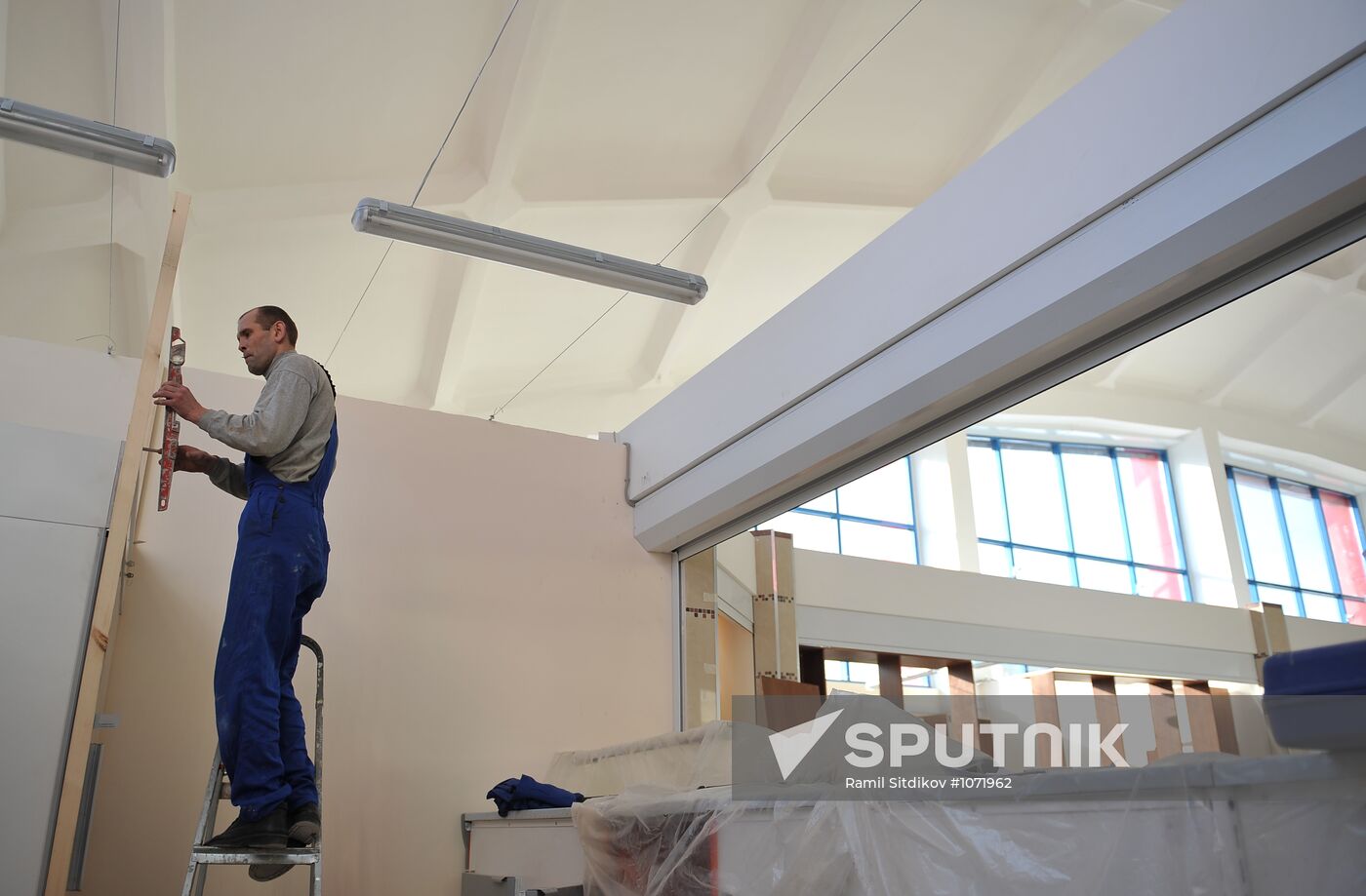 Dismantling vending stands at Moscow's Usachyovsky market