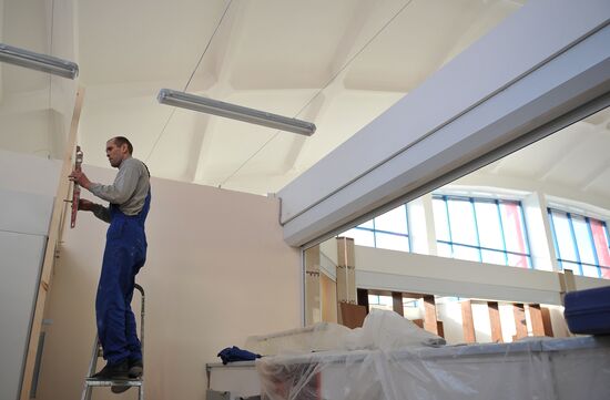 Dismantling vending stands at Moscow's Usachyovsky market