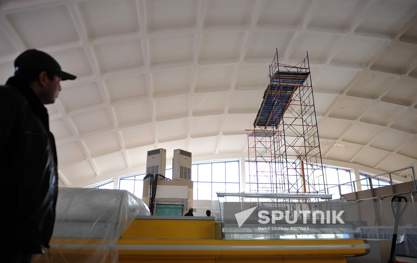 Dismantling vending stands at Moscow's Usachyovsky market