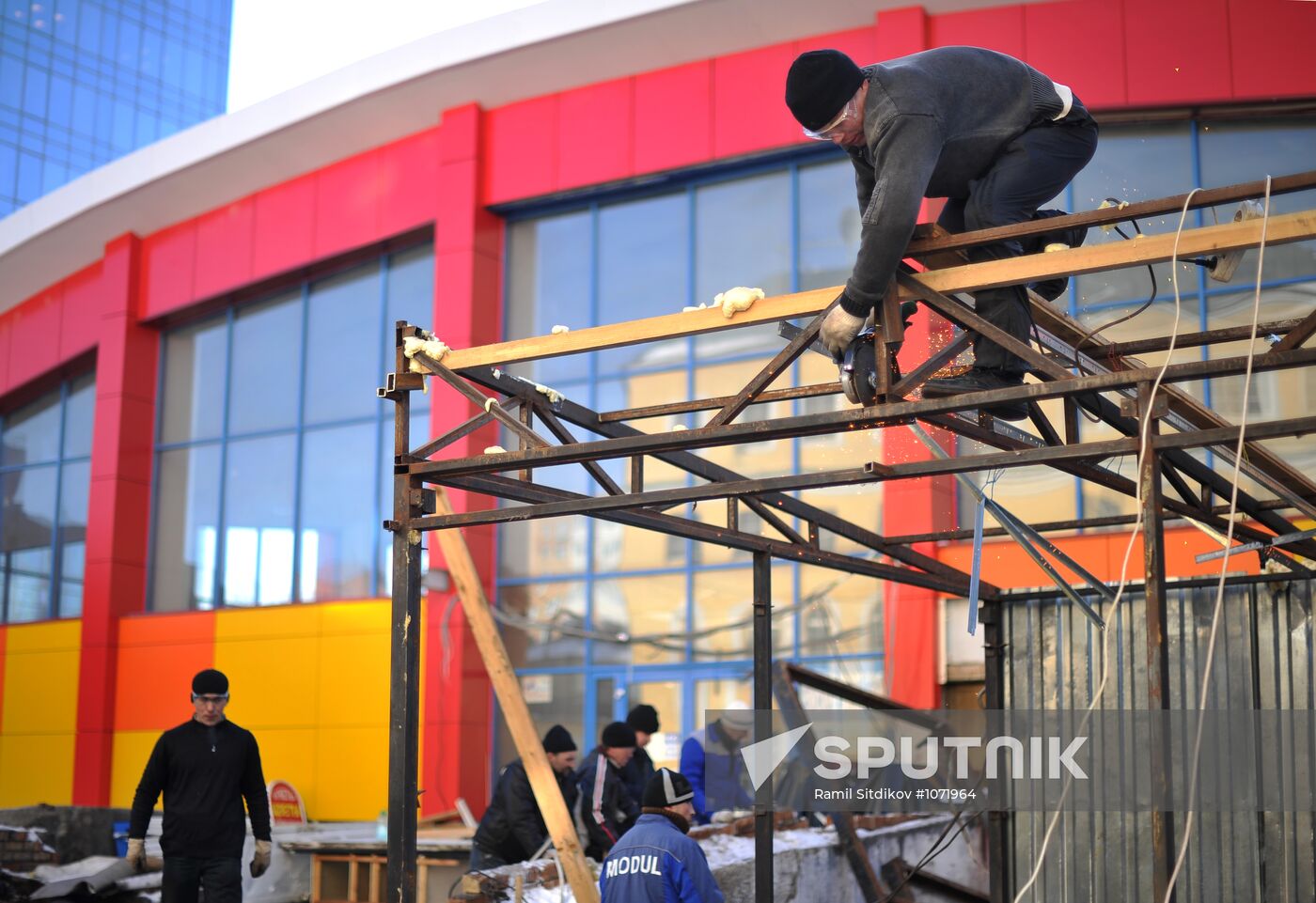 Dismantling vending stands at Moscow's Usachyovsky market