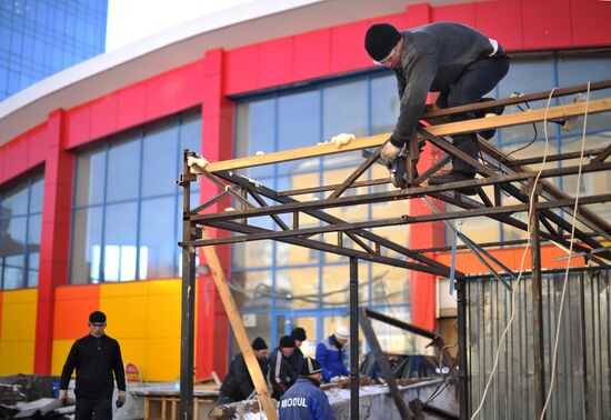 Dismantling vending stands at Moscow's Usachyovsky market