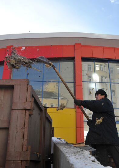 Dismantling vending kiosks at Usachevsky Market in Moscow