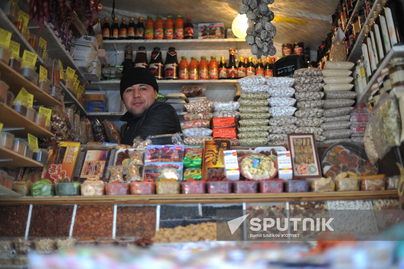Dismantling vending kiosks at Usachevsky Market in Moscow