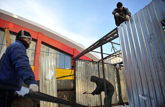 Dismantling vending stands at Moscow's Usachyovsky market