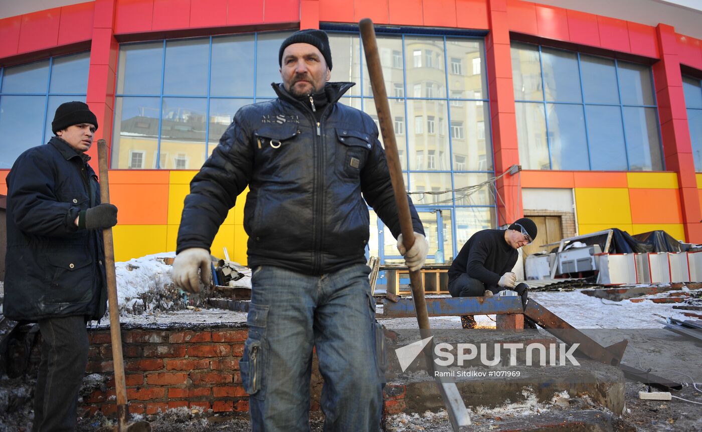 Dismantling vending stands at Moscow's Usachyovsky market