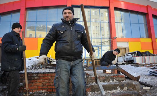 Dismantling vending stands at Moscow's Usachyovsky market