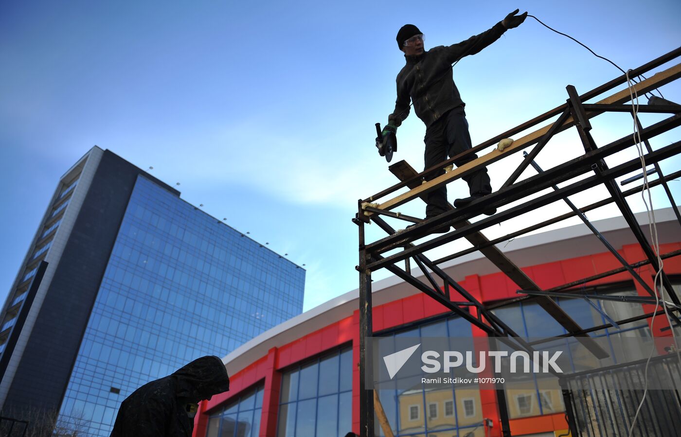 Dismantling vending stands at Moscow's Usachyovsky market