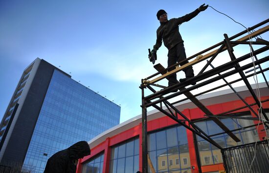 Dismantling vending stands at Moscow's Usachyovsky market
