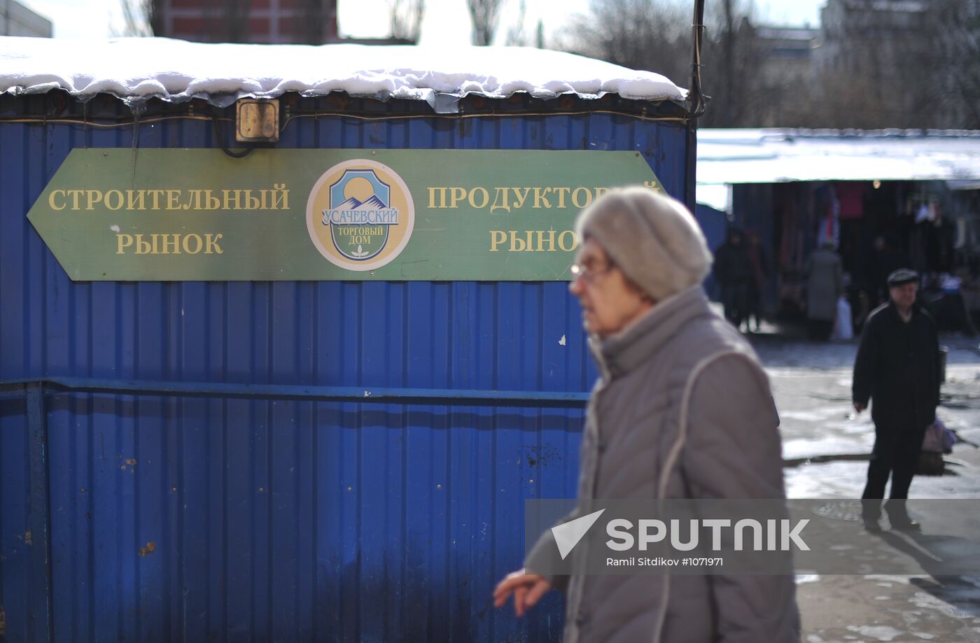 Dismantling vending kiosks at Usachevsky Market in Moscow