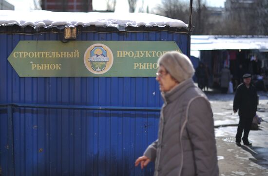 Dismantling vending kiosks at Usachevsky Market in Moscow