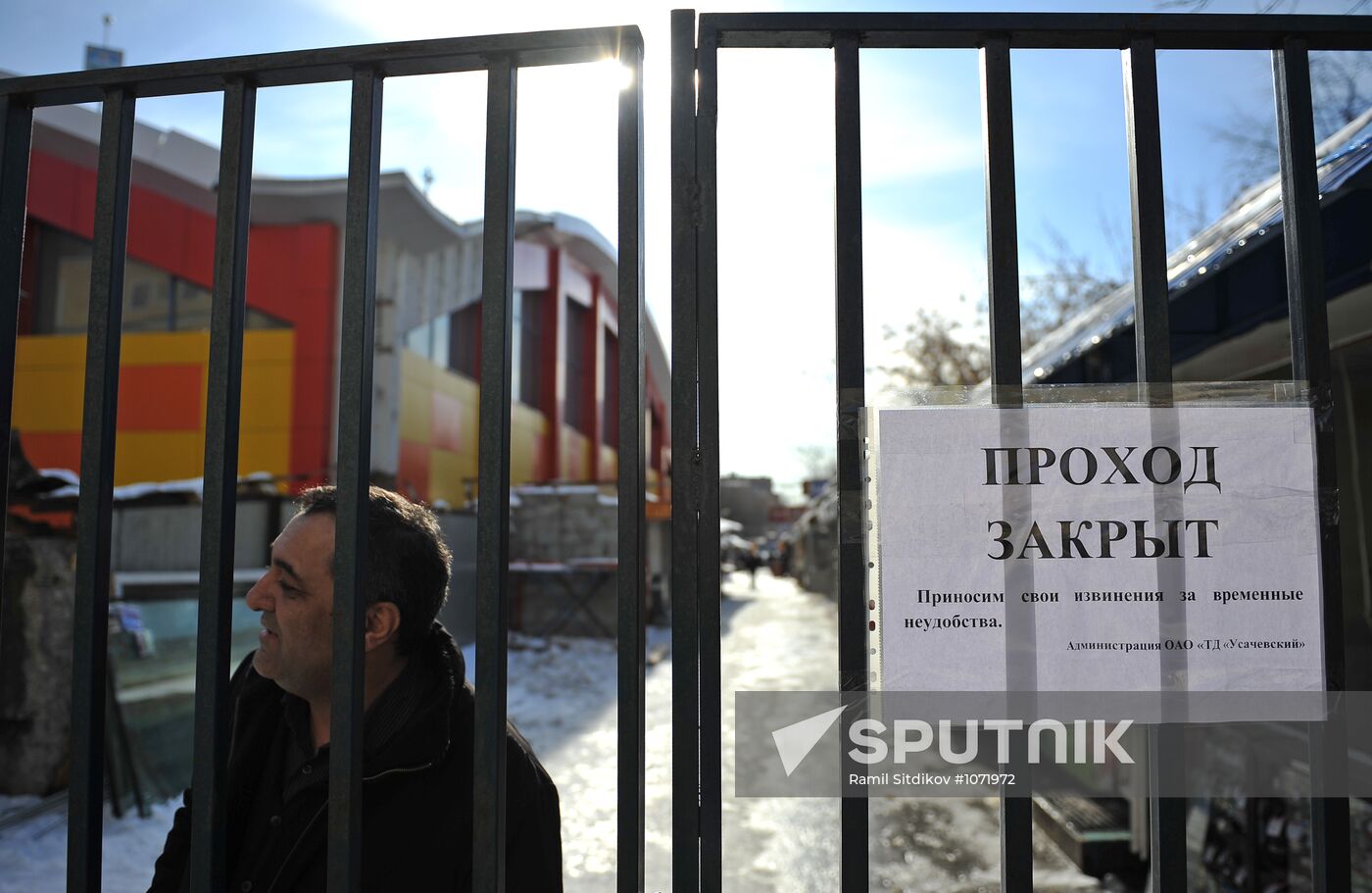 Dismantling vending kiosks at Usachevsky Market in Moscow