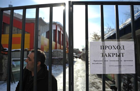 Dismantling vending kiosks at Usachevsky Market in Moscow