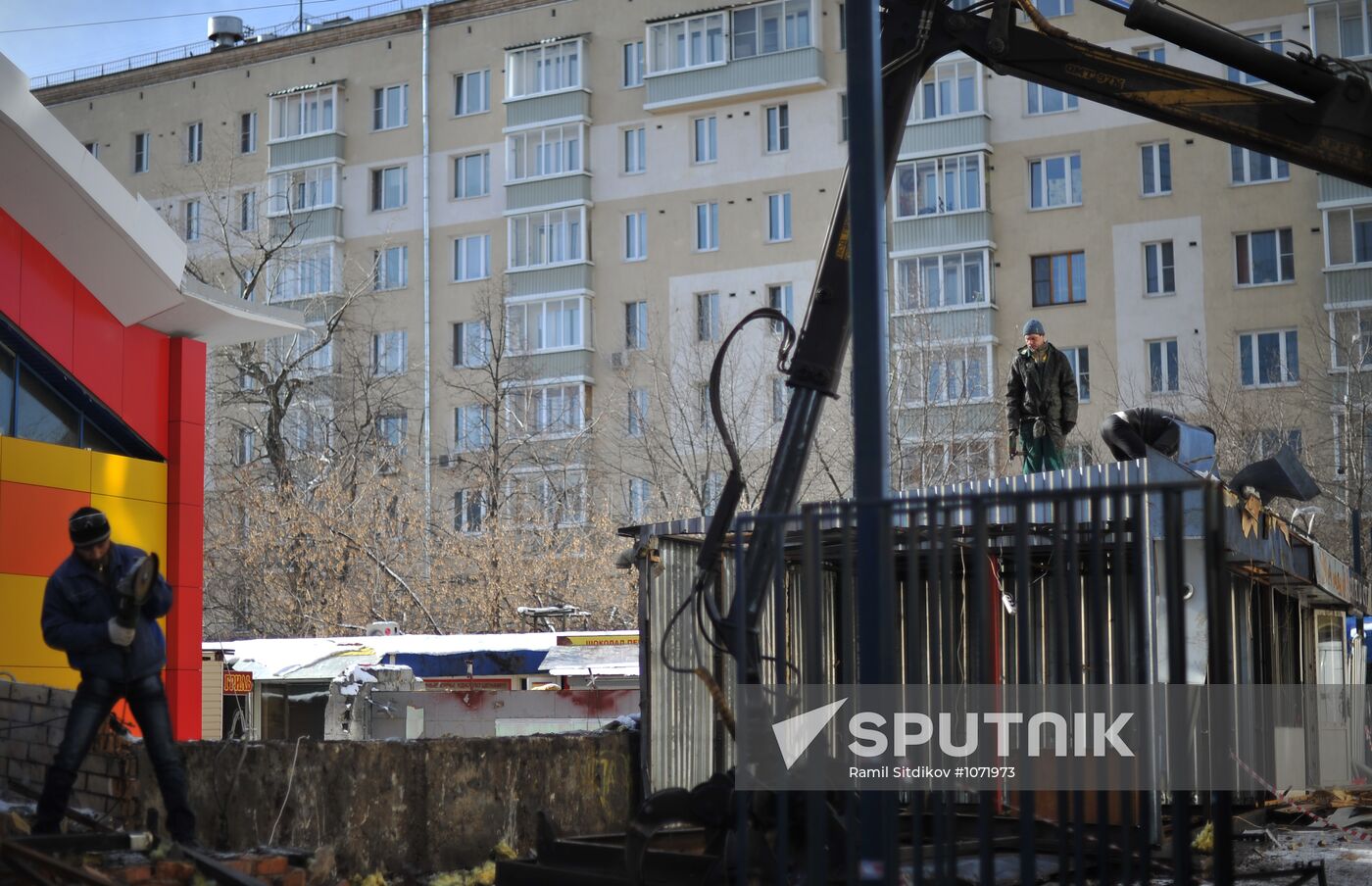 Dismantling vending kiosks at Usachevsky Market in Moscow