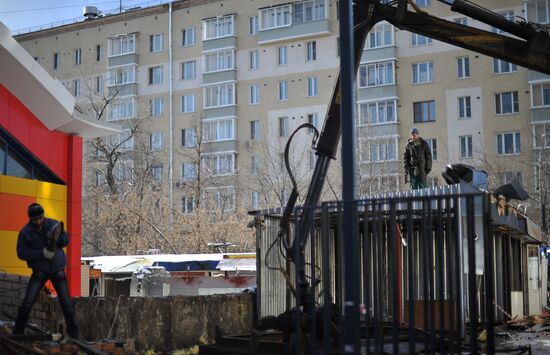 Dismantling vending kiosks at Usachevsky Market in Moscow