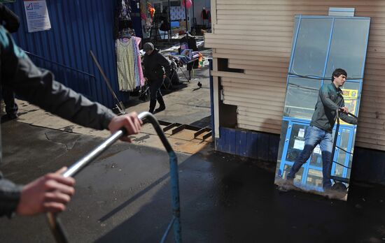 Dismantling vending kiosks at Usachevsky Market in Moscow