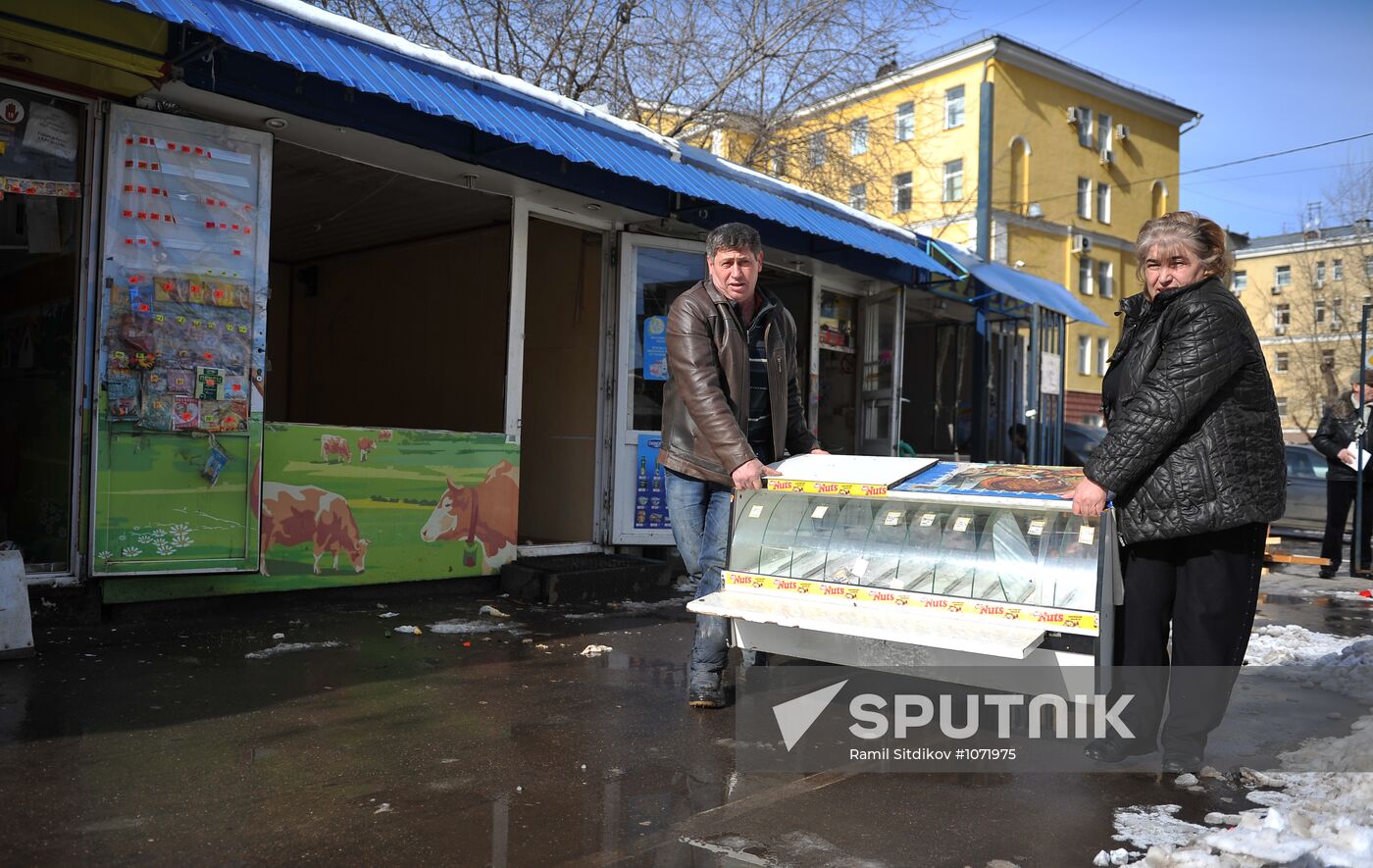 Dismantling vending stands at Moscow's Usachyovsky market