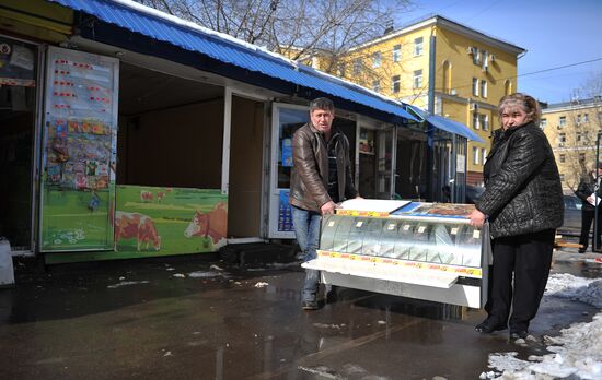 Dismantling vending stands at Moscow's Usachyovsky market