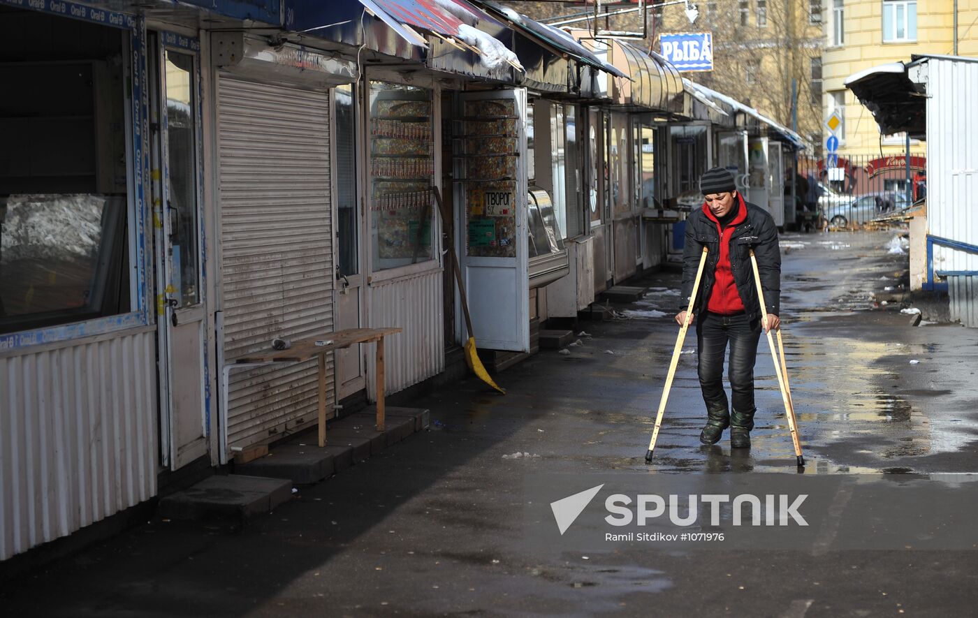 Dismantling vending stands at Moscow's Usachyovsky market