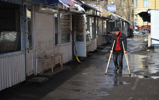 Dismantling vending stands at Moscow's Usachyovsky market