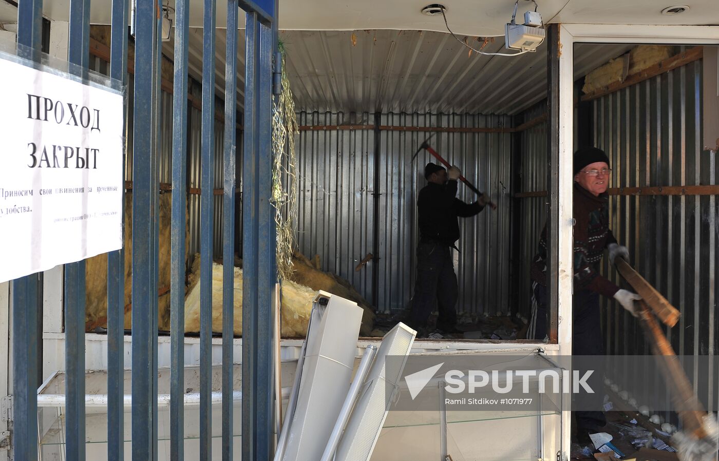 Dismantling vending stands at Moscow's Usachyovsky market