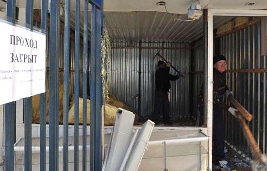 Dismantling vending stands at Moscow's Usachyovsky market