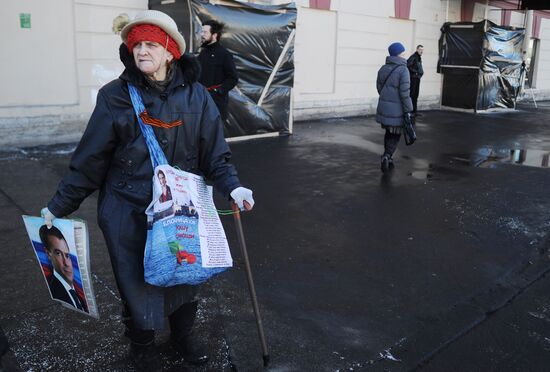 Opposition stages rally at St. Petersburg's Konyushennaya Square