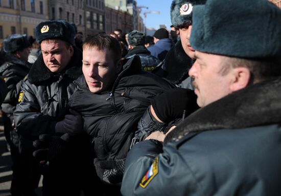 Opposition stages rally at St. Petersburg's Konyushennaya Square