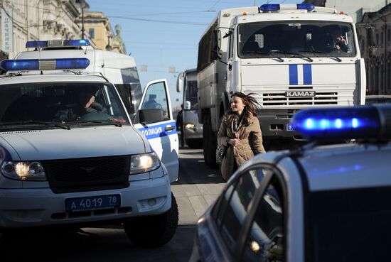 Opposition stages rally at St. Petersburg's Konyushennaya Square