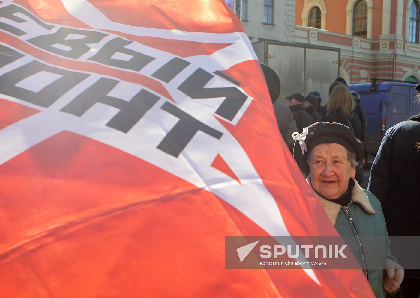 Opposition stages rally at St. Petersburg's Konyushennaya Square