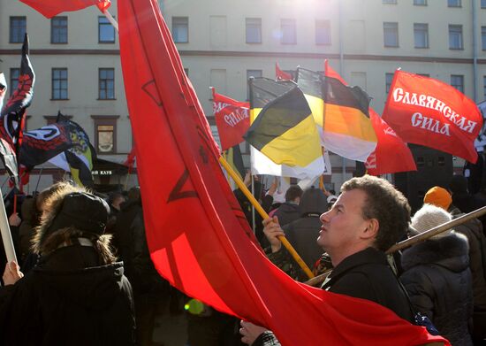 Opposition stages rally at St. Petersburg's Konyushennaya Square
