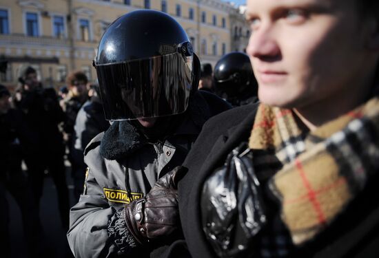 Opposition stages rally at St. Petersburg's Konyushennaya Square